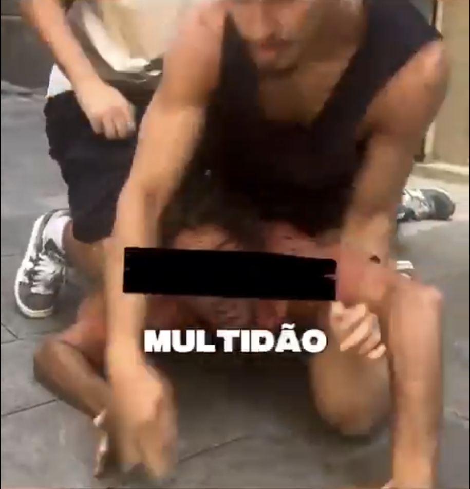 兩兄弟一同騎坐在賊人身上,免其逃跑。 兩兄弟一同騎坐在賊人身上,免其逃跑。