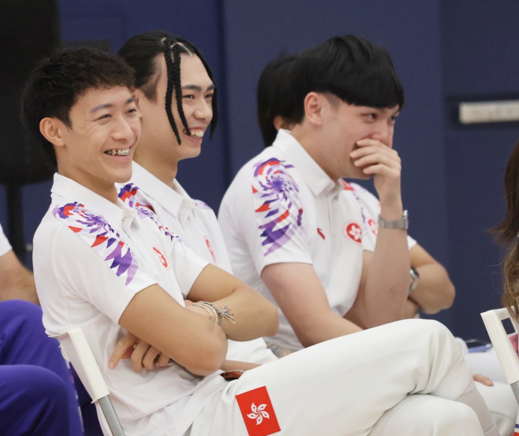 方凱申(左一)一聽總教練鄭兆康介紹自己是最年長一員時,也忍不住笑出來,旁邊的何瑋桁(中)及吳浩天也跟著笑。徐嘉華攝 方凱申(左一)一聽總教練鄭兆康介紹自己是最年長一員時,也忍不住笑出來,旁邊的何瑋桁(中)及吳浩天也跟著笑。徐嘉華攝