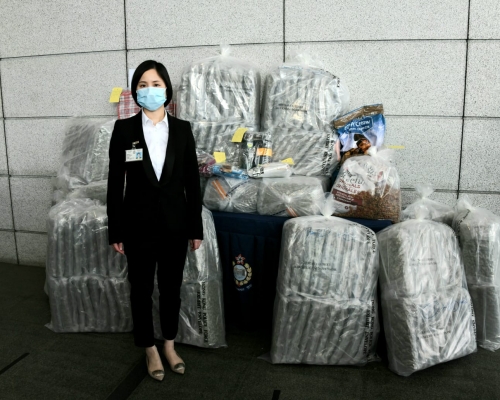 警方在貨車上檢獲市值超過2,600萬元大麻花。楊偉亨攝