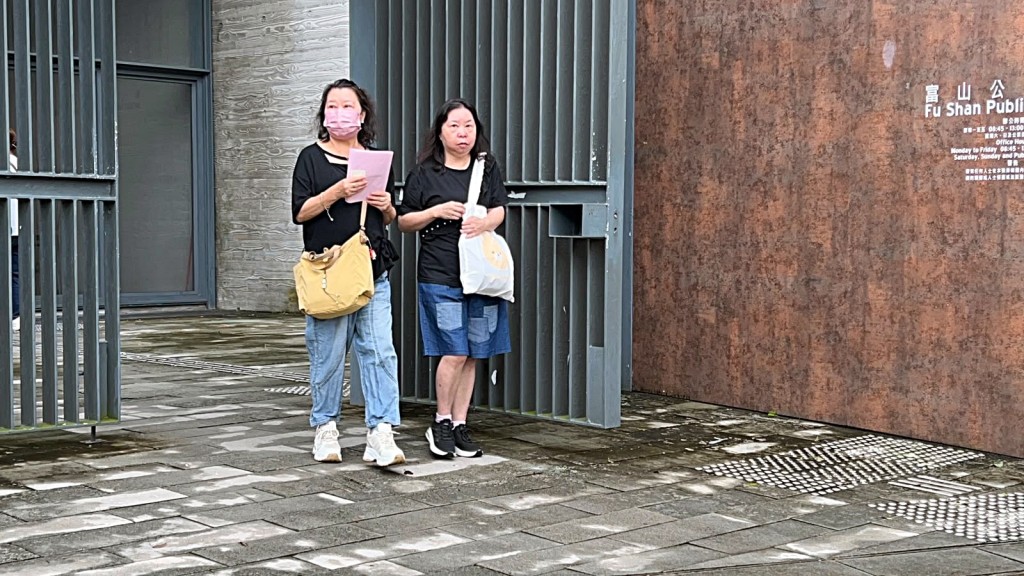 死者親友認屍後離去。蔡楚輝攝 死者親友認屍後離去。蔡楚輝攝