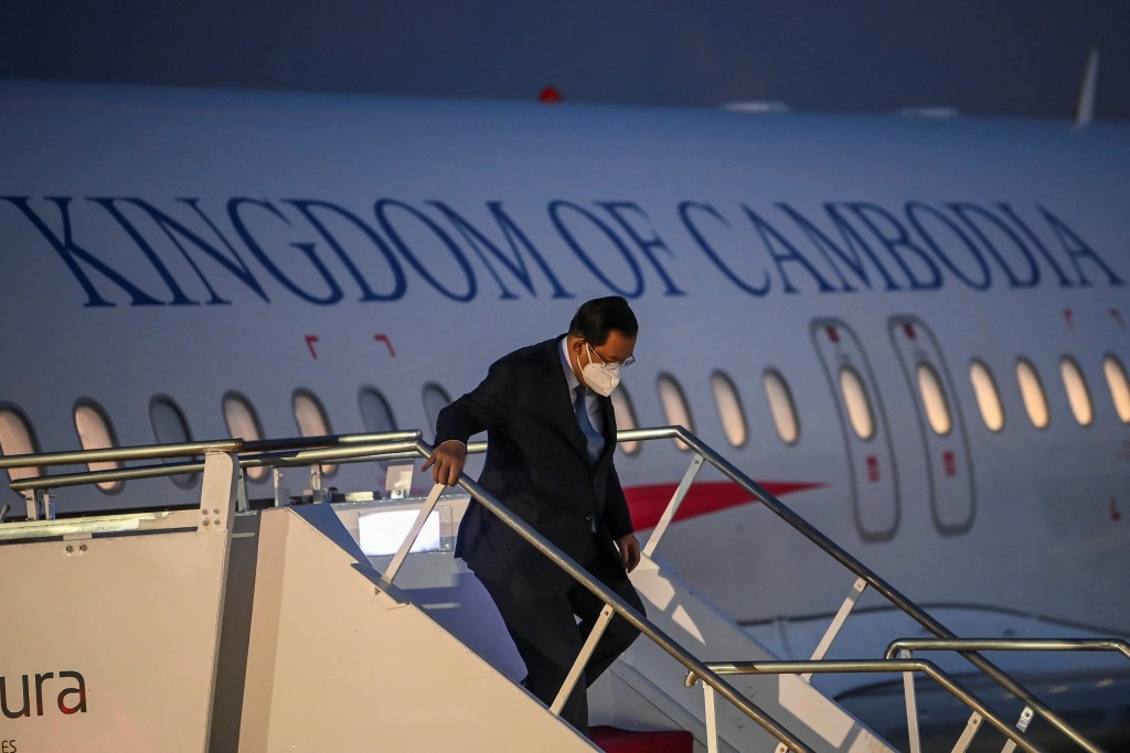 柬埔寨首相洪森在抵达努拉莱国际机场时走下总统专机的楼梯。路透社