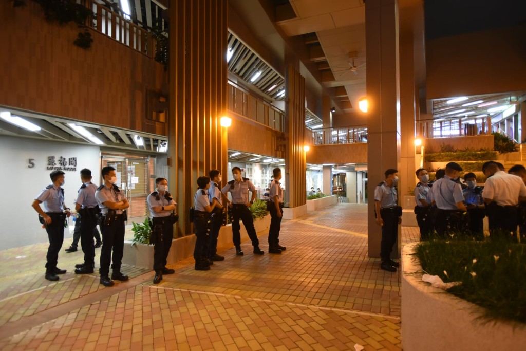 警方在麗翠苑調查
