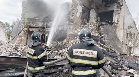 莫斯科州工廠倉庫爆炸，消防員在場灌救。路透社