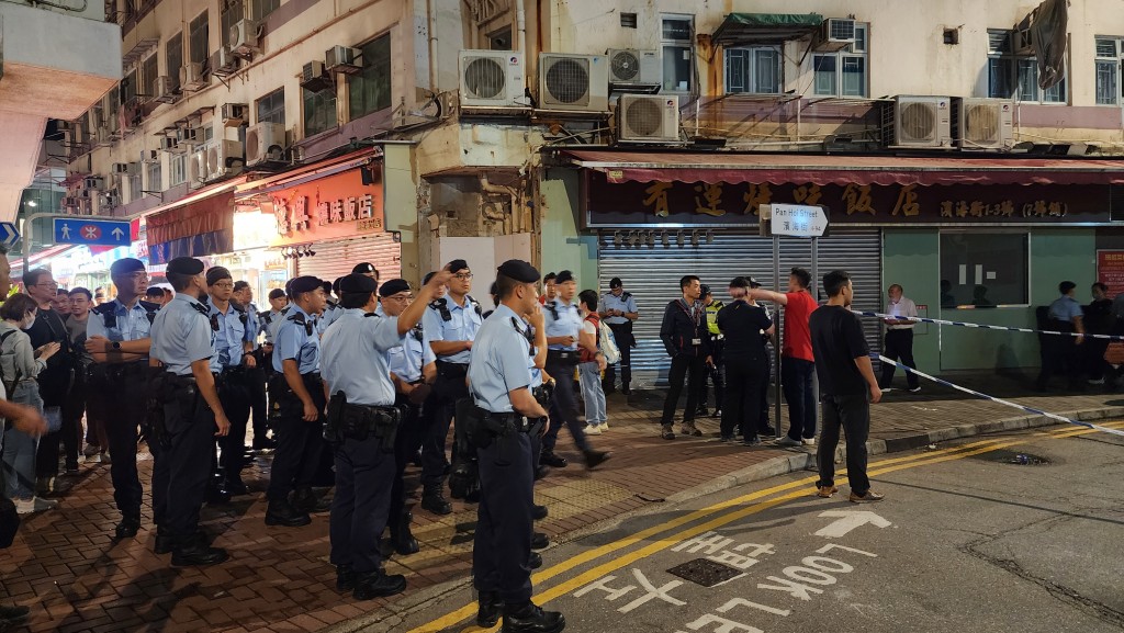 大批警員在場維持秩序及協助市民。