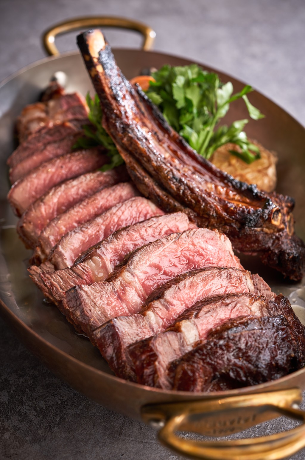 烤夏多布里昂牛排 $1,288，大厨因应牛排肉嫩多汁的特性，烤至半生熟，吃起来肉香多汁。