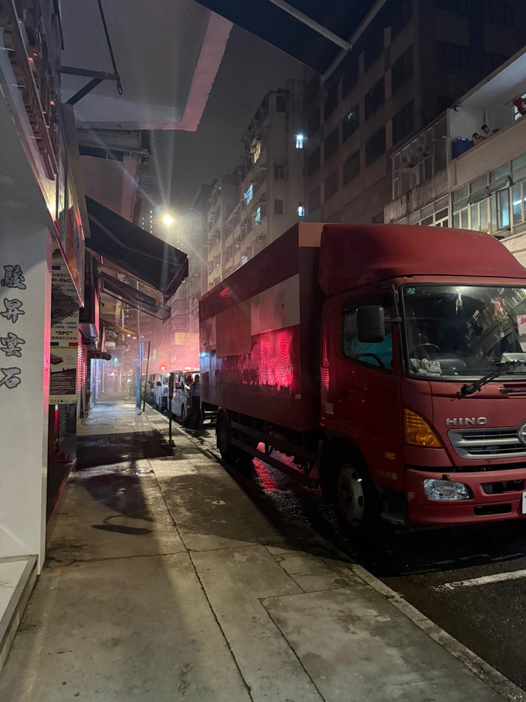新填地街一間五金舖凌晨時分起火,冒出大量濃煙。讀者提供 新填地街一間五金舖凌晨時分起火,冒出大量濃煙。讀者提供