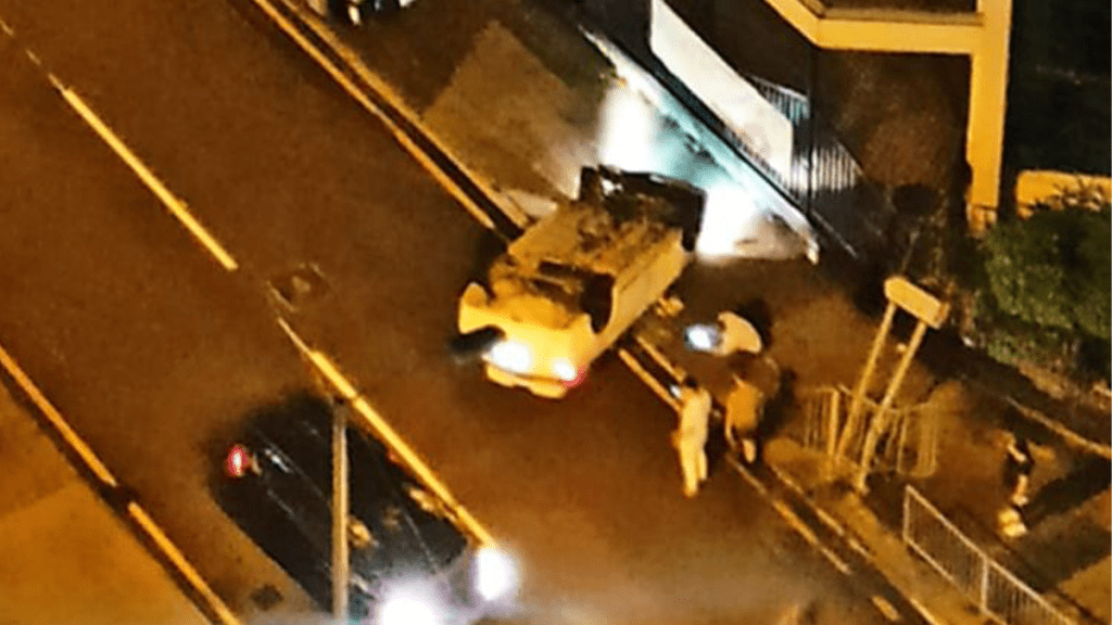 黃大仙一輛私家車失控撞上圍欄及路牌,四輪朝天。網上圖片