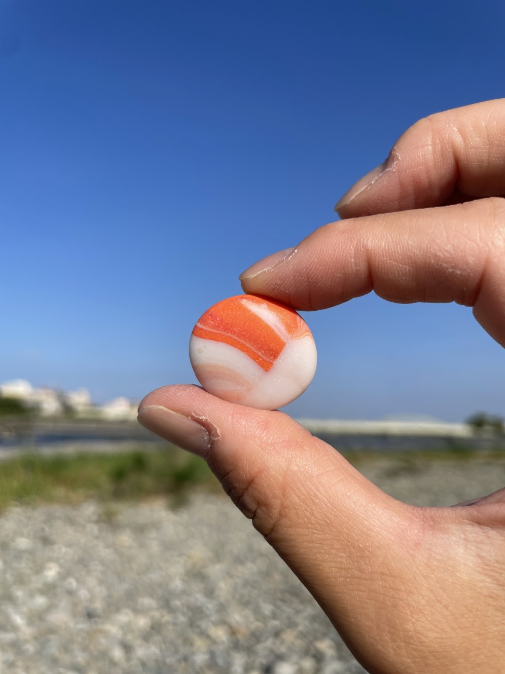 有日本網民在海邊拾獲一塊圓形的橙白色石頭。網圖  ​