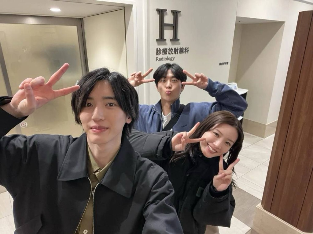 劇組目前急改劇本,刪去永野芽郁的戲份。永野搭上田中圭的同時,亦與同劇的金武俊(中)約會。 劇組目前急改劇本,刪去永野芽郁的戲份。永野搭上田中圭的同時,亦與同劇的金武俊(中)約會。