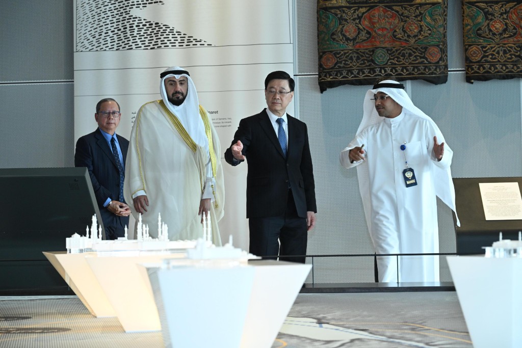 李家超(右二)日前在科威特到訪Sheikh Abdullah Al Salem文化中心,了解科威特的文化藝術項目和發展情況。政府新聞處圖片 李家超(右二)日前在科威特到訪Sheikh Abdullah Al Salem文化中心,了解科威特的文化藝術項目和發展情況。政府新聞處圖片