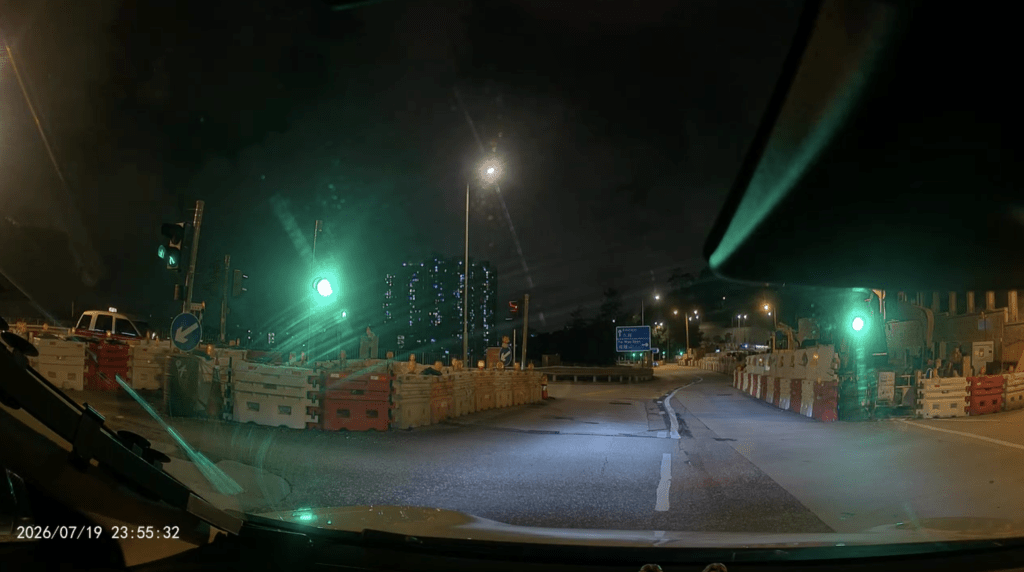 片中顯示,拍攝車Cam的車輛當時燈號為綠燈。車cam L(香港群組)影片截圖 片中顯示,拍攝車Cam的車輛當時燈號為綠燈。車cam L(香港群組)影片截圖