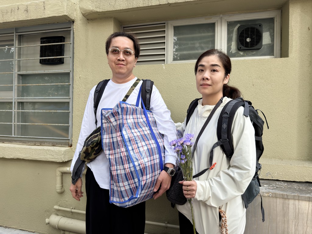 馬氏夫婦帶同鮮花悼念鄰居。梁國峰攝 馬氏夫婦帶同鮮花悼念鄰居。梁國峰攝