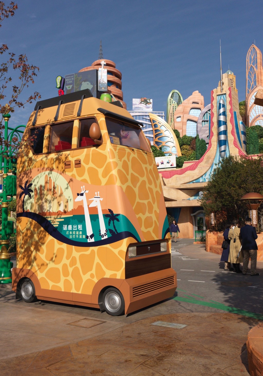 上海迪士尼樂園「瘋狂動物城」出租車。（新華社）