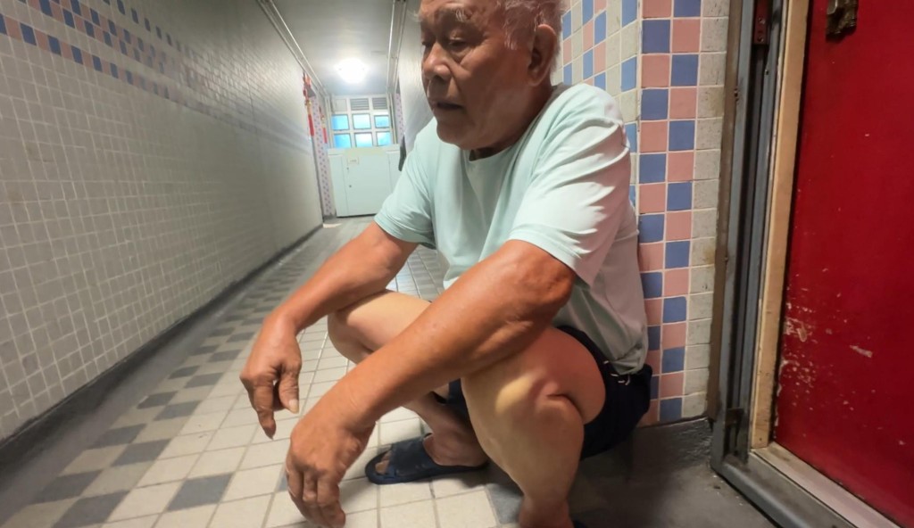 阿儀的父親得知噩耗後感到傷心。