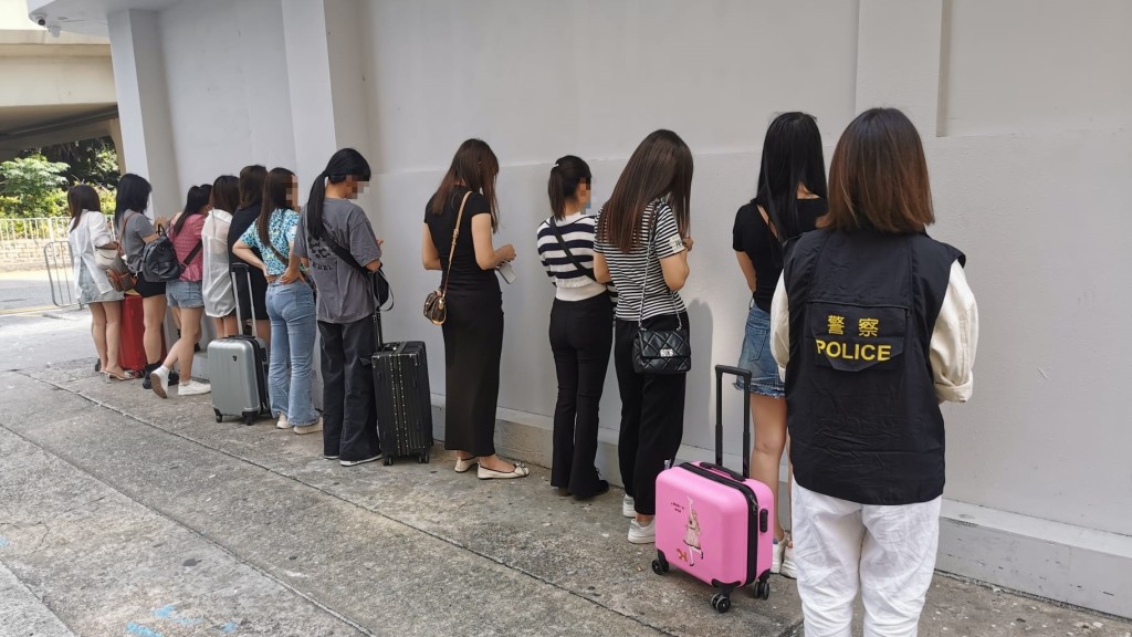 行動中拘捕26名內地女子。警方提供圖片