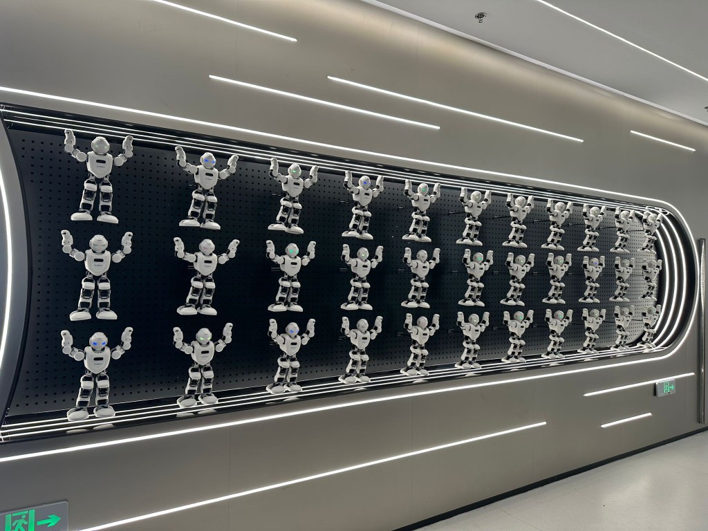 南京AI生態街區有多個展館，展示不同AI生活、醫療、教育產品。