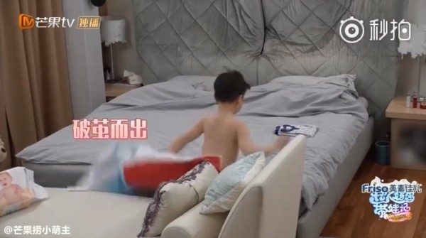 嗯哼除下泳裤后，显得相当兴奋。