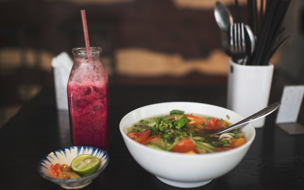 患有胃酸倒流人士避免用膳期间喝汤或饮料。（Kyler Boone/Unsplash图片）