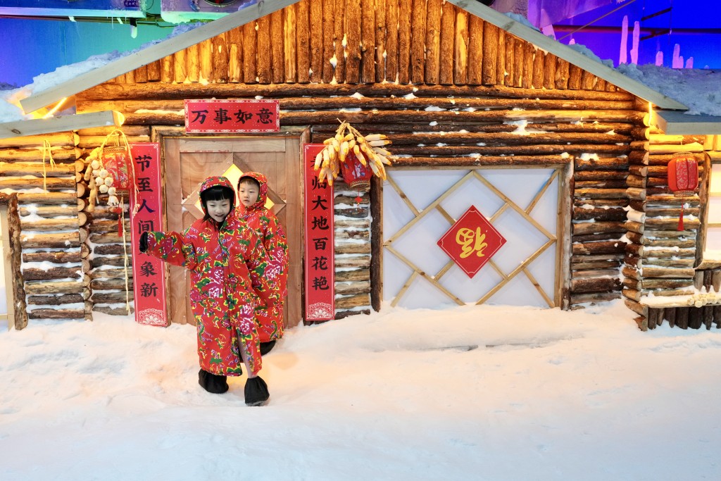 小朋友穿上特色花布大褸,瞬間去了「東北」感受白色冬日。(圖片來源:《親子王》) 小朋友穿上特色花布大褸,瞬間去了「東北」感受白色冬日。(圖片來源:《親子王》)