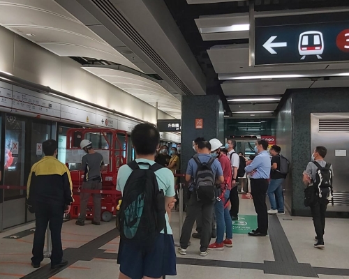 港鐵人員在場檢查假天花。