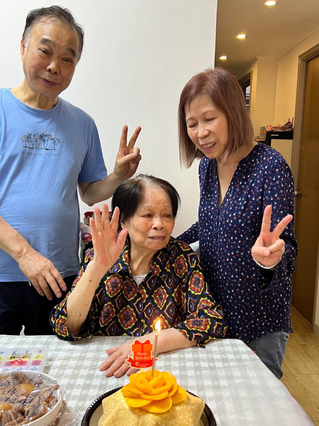 93岁李婆婆未中风时身体健康，经常与家人出外旅游或聚餐。（受访者提供）