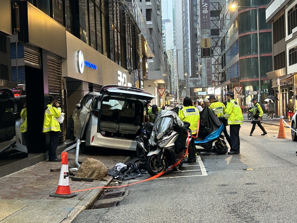 大批警員在場調查。 大批警員在場調查。