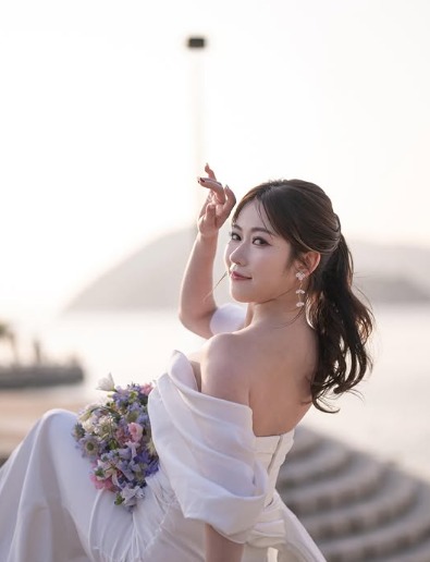 整個造型仙氣滿瀉、氣質出眾。 整個造型仙氣滿瀉、氣質出眾。