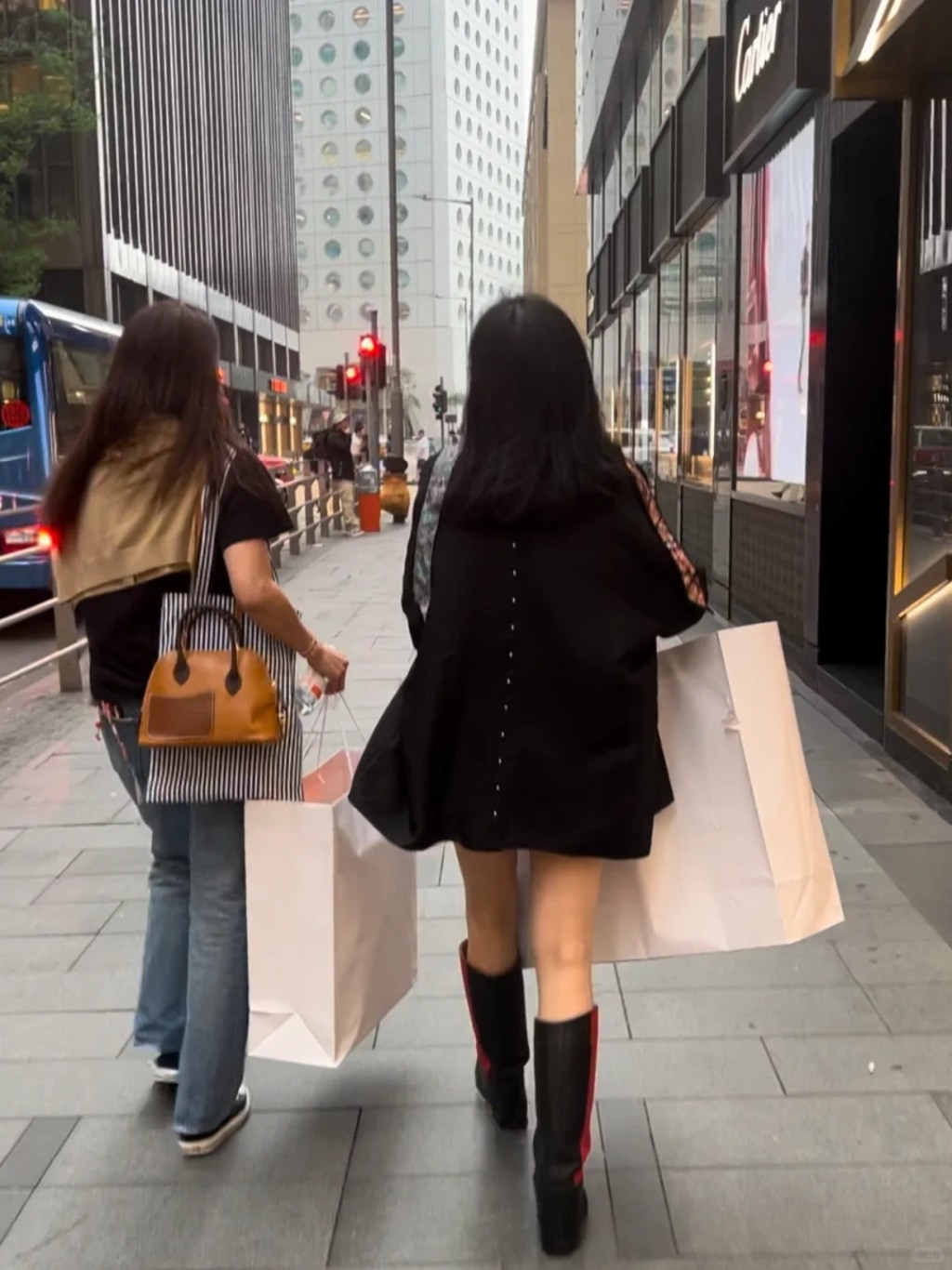 袁咏仪与一名女性友人各手持一大袋Hermès的战利品。