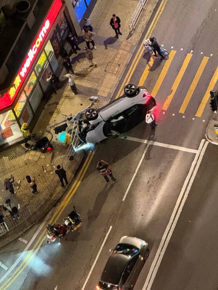 私家車失事後向左翻側。網上圖片