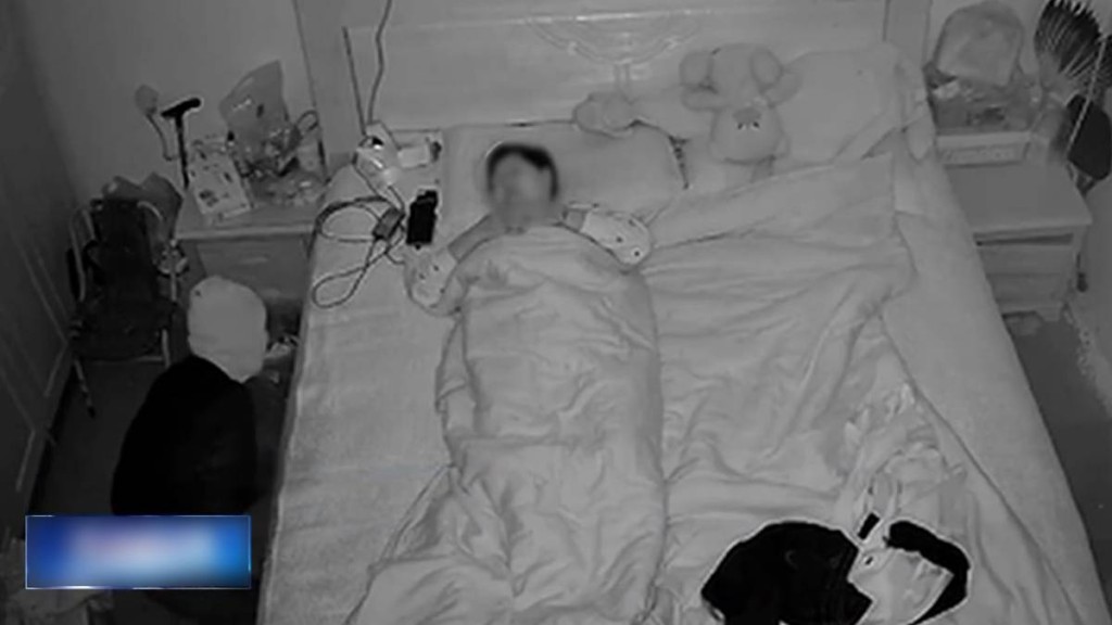 蒙面贼入屋盗窃，女户主装睡自保。法治在线