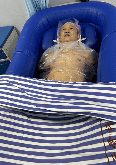 昨日（6日），陳德森在IG上晒出兩張浸藥酒的照片，他全裸躺在氣墊床並用膠袋包裹全身，騎呢造型讓人忍俊不禁，更有網民笑稱他似「浮屍」。