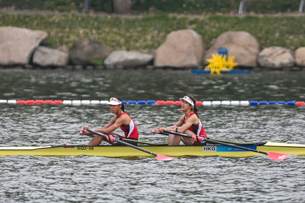 女子輕量級雙人雙槳艇初賽 選手洪詠甄（左） 及 黃湘儀。港協暨奧委會圖片