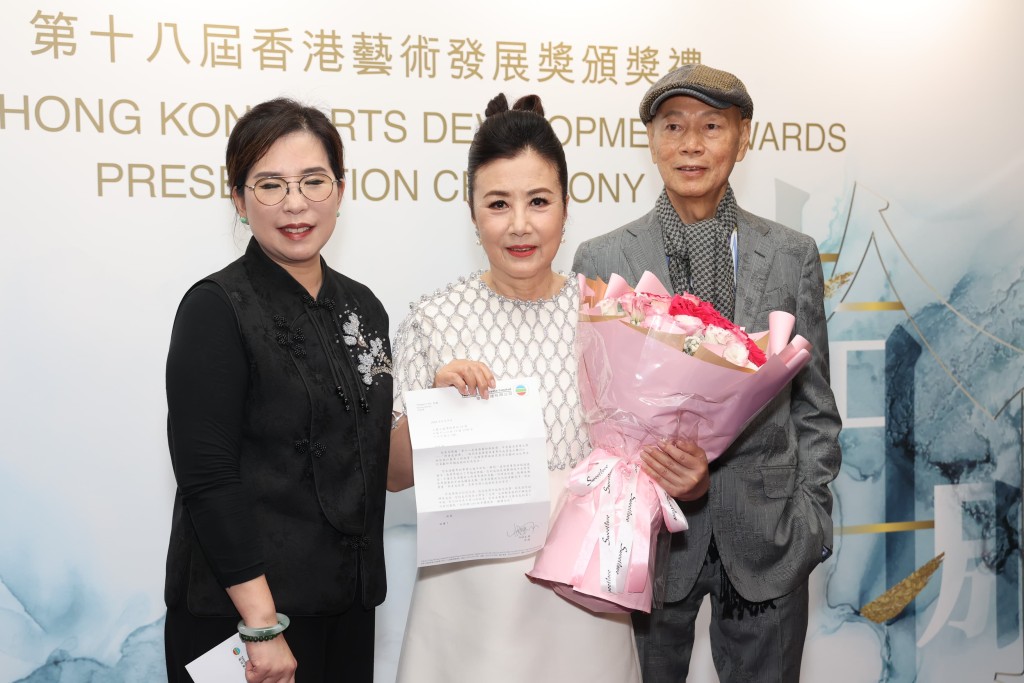 电视广播有限公司助理总经理(企业传讯）黄德慧代表TVB给祝贺函恭贺阿姐。