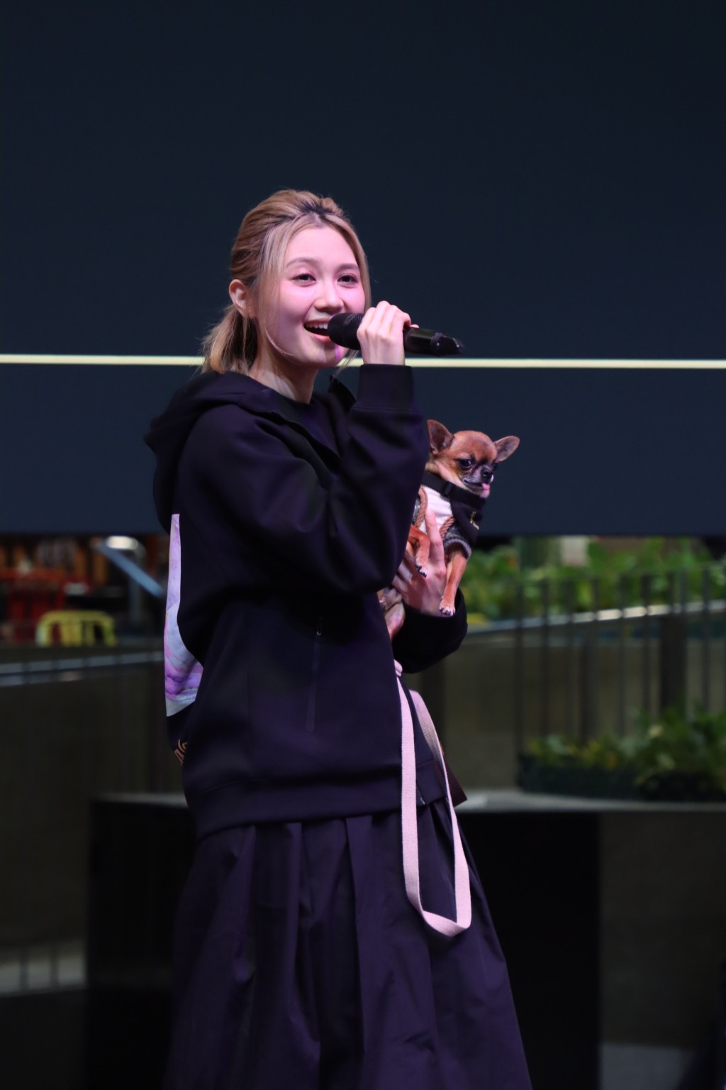 黃妍抱愛犬落力獻唱。