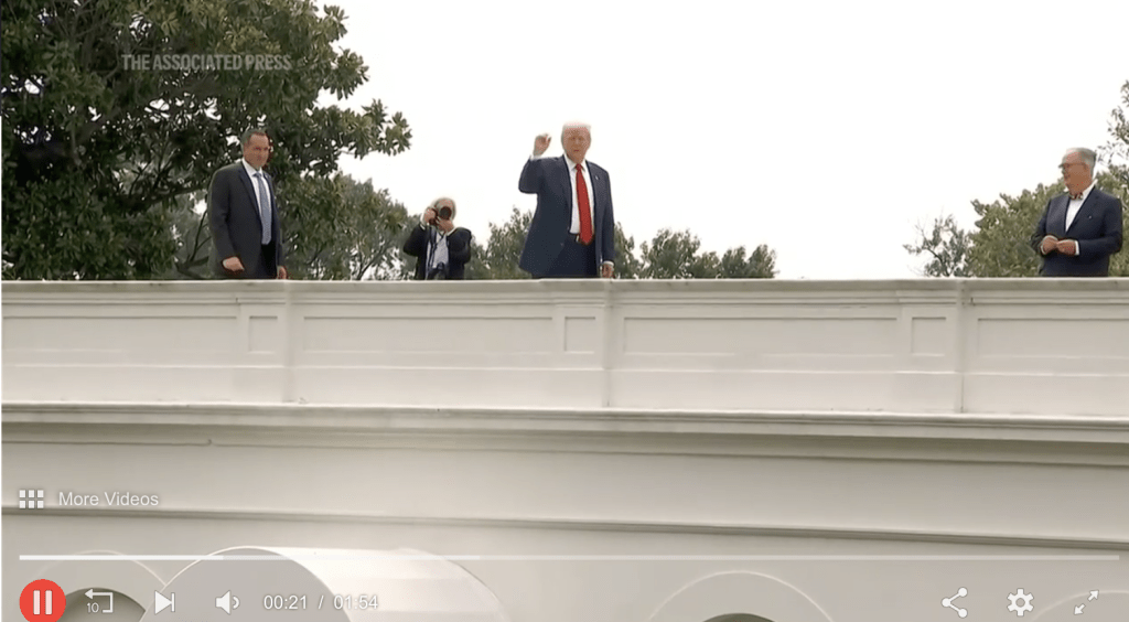 特朗普突然出现在白宫西翼的屋顶上,称要视察“新项目”。美联社 特朗普突然出现在白宫西翼的屋顶上,称要视察“新项目”。美联社