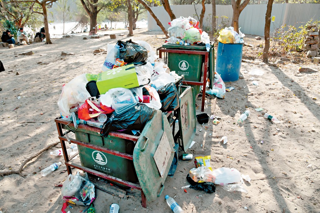 浪茄灣營地的垃圾桶被塞爆，有不少垃圾被棄置沙灘地上。