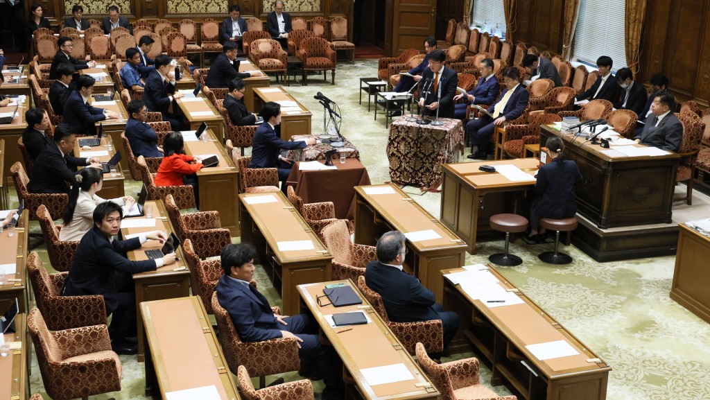 日本在野黨全數缺席，或是質疑法案本身以及政治角力。法新社