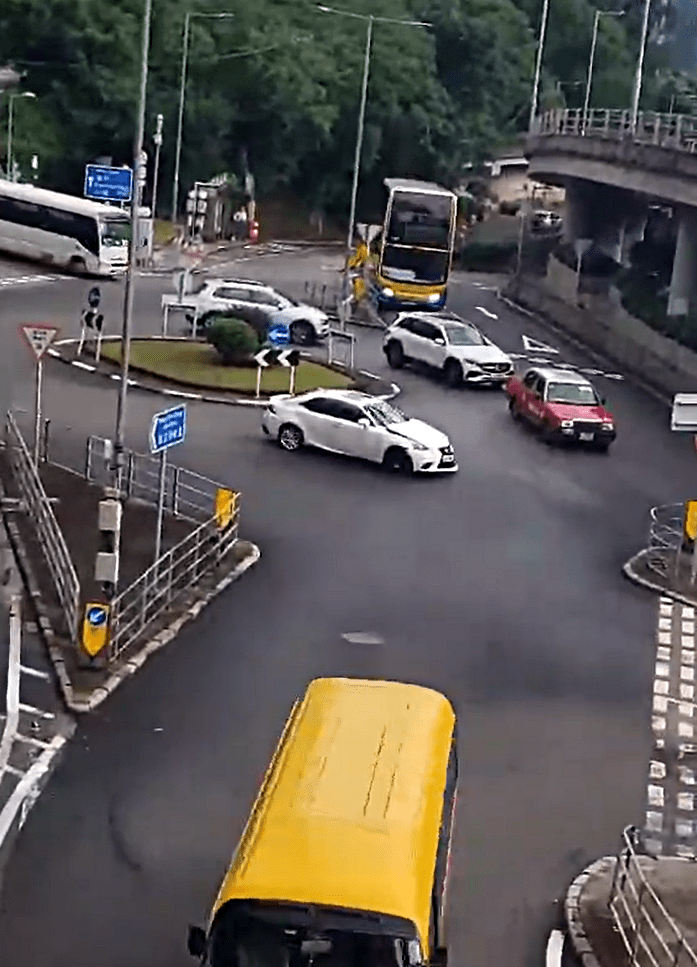 私家車倒後駛離。fb：車cam L（香港群組）