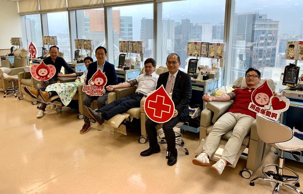 觀塘社區領袖身體力行捐血。民政事務總署FB圖片