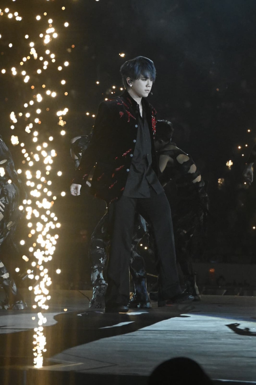 姜濤唱《鏡中鏡》期間現煙火效果，引來全場尖叫。