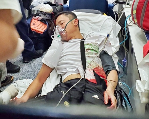 其中一名事主腹部受傷。