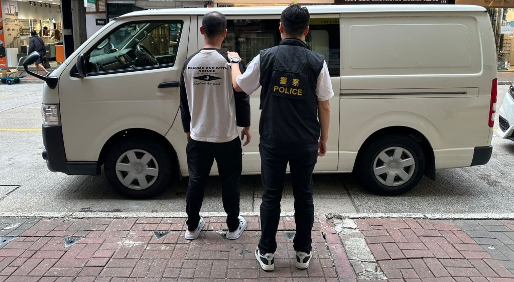 警方在弼街一單位拘捕45歲男子，涉嫌管理賣淫場所。警方圖片