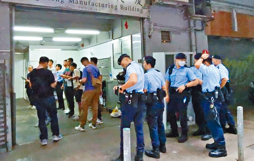 警方聯同消防處及地政總署人員展開代號「擊靶」的跨部門聯合行動。