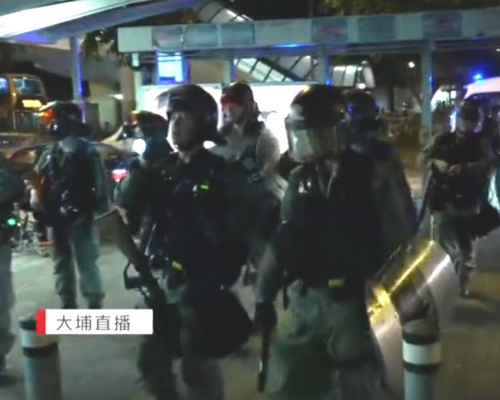 防暴警察搜捕示威者。有線電視截圖