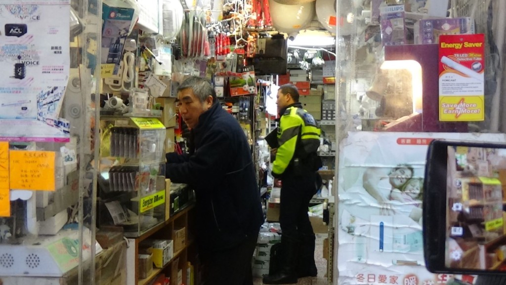 警方到附近商戶調查