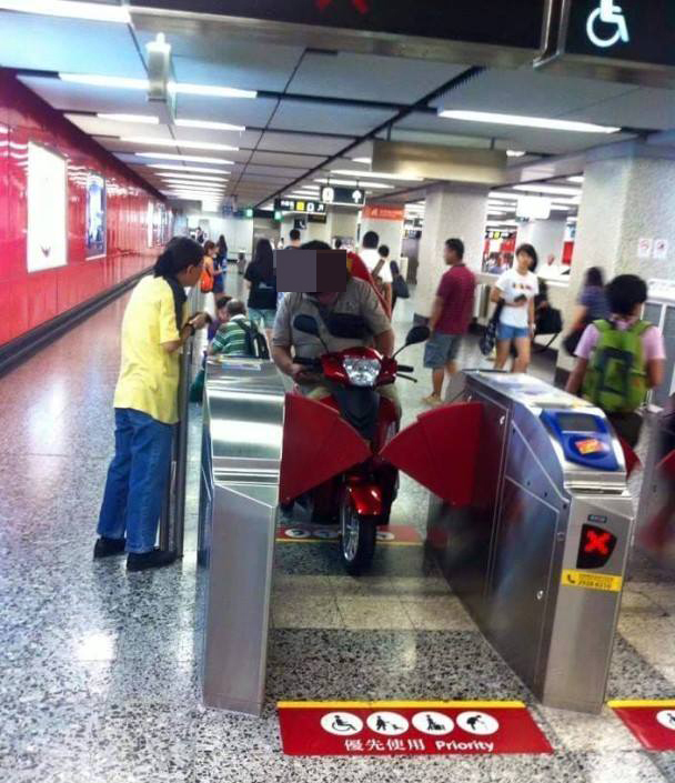 在2015年及2018年，有一名外籍人士亦曾分別在油麻地站及尖沙咀站，駕乘三輪電動車闖入