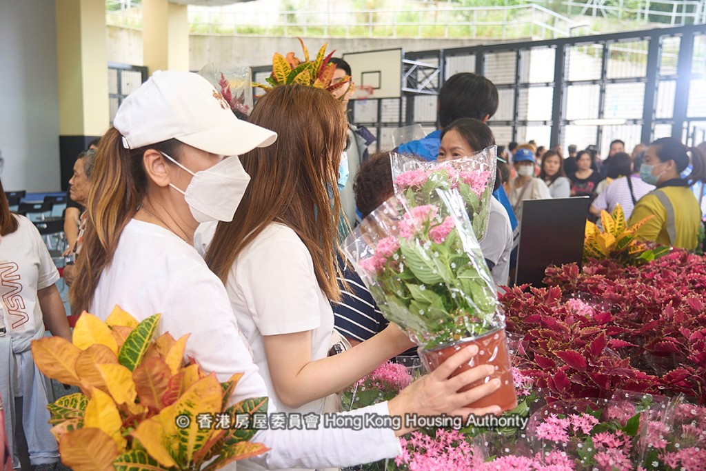 居民可將植物幼苗帶回家栽種，半年後再種到邨內種植區。房委會facebook圖片