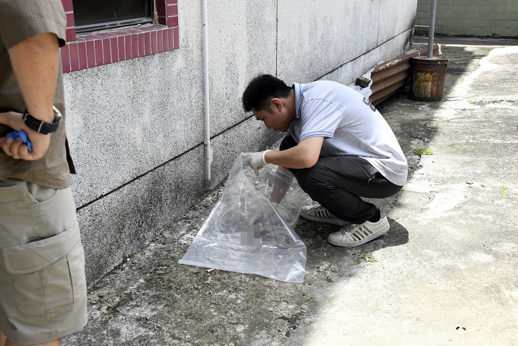警員檢走殘骸進一步調查。楊偉亨攝