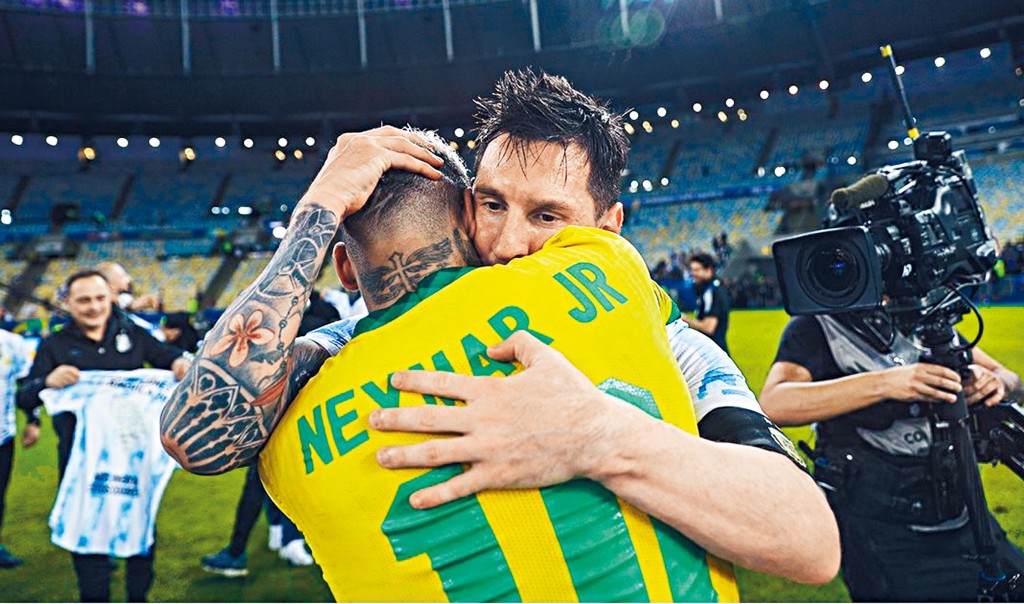 尼马（黄衫）完场后虽哭成泪人，仍拥抱美斯祝贺夺冠，尽显二人手足之情。