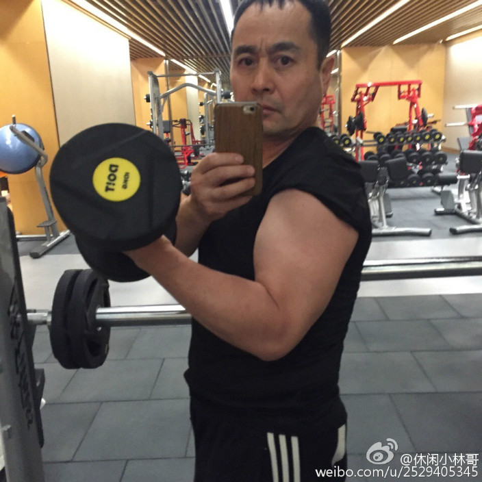 楊冪爸爸楊曉林是位健身達人。網圖